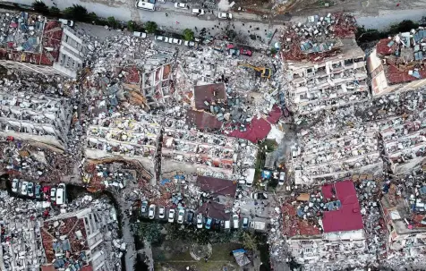  ?? TUNAHAN TURHAN / IMAGO/ZUMA WIRE ?? Zerstörte Gebäude in Hatay im Süden der Türkei. Das Beben hatte hier eine Stärke von 7,7 auf der Richterska­la.