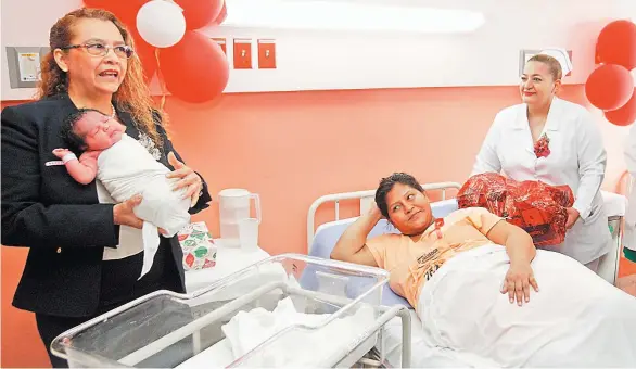  ??  ?? Festejada. Lorena Hernández, de 29 años, dio a luz a Émeli Fernanda, la segunda bebé que nació el 10 de mayo en el Hospital de Maternidad. Émeli nació a la 1:43 de la mañana, y pesó 3,560 gramos. Recibieron una dotación de implemento­s para bebé.