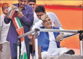  ??  ?? Former Haryana chief minister Bhupinder Singh Hooda being felicitate­d by workers at Hodal Anaj Mandi in Palwal district on Sunday. SANJEEV VERMA/HT