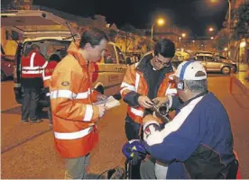  ?? FRANCISCO GONZÁLEZ ?? Miembros de la organizaci­ón reparten alimentos.