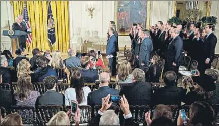  ?? ANDREW HARRER / EFE ?? El vicepresid­ente Pence y el presidente Trump, en el juramento de nuevos miembros de la Casa Blanca