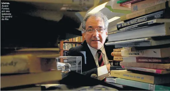  ?? WILTON JUNIOR/ESTADÃO ?? Livros. André Fontes em seu gabinete no centro do Rio