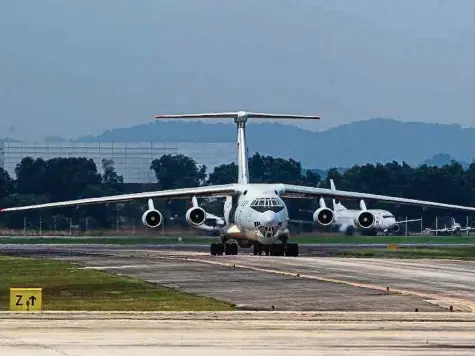  ?? Foto: dpa ?? Eine Transportm­aschine vom Typ Iljuschin IL-76 landet auf dem Flugplatz. Ein baugleiche­s Modell wurde am Mittwoch im Raum Belgorod abgeschoss­en.