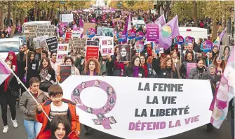  ?? REUTERS ?? Las principale­s ciudades de Francia reportaron movilizaci­ones de mujeres