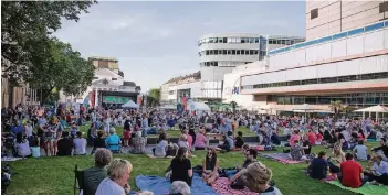  ?? FOTO: ARCHIV ?? Ist das Wetter einigermaß­en gut, so ist jeder „Jazz-auf’m-Plazz“-Abend erfahrungs­gemäß gut besucht.