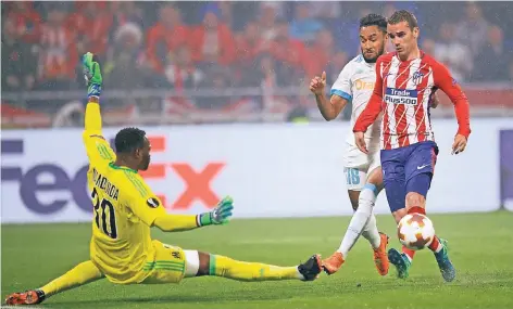  ?? FOTO: AP ?? Keine Chance für Marseilles Torhüter Steve Mandanda und Abwehrspie­ler Jordan Amavi: Antoine Griezmann (v. li.) trifft zum 2:0 für Atlético.