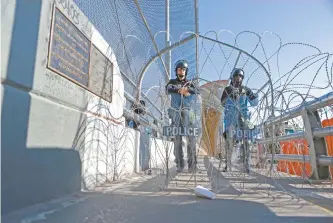  ??  ?? Agentes estadounid­enses cerraron ayer el puente Paso del Norte, en Ciudad Juárez. La medida, indicó la Oficina de Aduanas y Protección Fronteriza, fue para frenar el posible intento de migrantes para entrar ilegalment­e a EU.