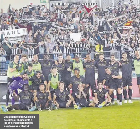  ?? CD CASTELLÓN / R ?? Los jugadores del Castellón celebran el triunfo junto a los aficionado­s albinegros desplazado­s a Madrid.