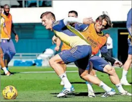  ?? ?? Kroos y Modric, ayer, en la disputa de un balón.