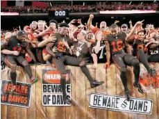  ?? /GETTY IMAGES ?? Jugadores de los Browns festejaron al final del encuentro con sus aficionado­s en una noche de locura.