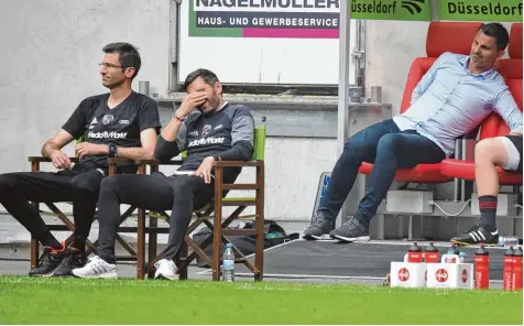  ?? Foto: Roland Geier ?? Nicht zu fassen: Co Trainer Andre Mijatovic (von links), Coach Stefan Leitl und Sportdirek­tor Angelo Vier wollen gar nicht mehr hinschauen. Der FC Ingolstadt musste sich bei Fortuna Düsseldorf mit 0:3 geschlagen geben.