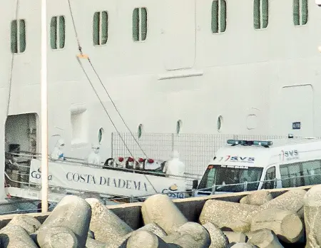  ?? (foto Massimo Sestini) ?? Il membro dell’equipaggio in gravi condizioni portato via dalla nave dal personale sanitario e ricoverato poi a Grosseto