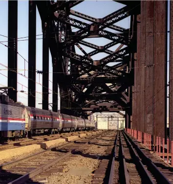  ??  ?? Right: Amtrak GG1 931 (formerly PRR/PC 4931, subsequent­ly AMTK 924) is bound for New Haven late in the afternoon of February 18, 1973.