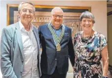  ?? FOTO: ROTARY CLUB ?? Die amtierende Präsidenti­n Barbara Schorsack hat die Amtskette an ihren Nachfolger Thomas Amann (Mitte) übergeben. Als „Präsident elect“ist Christoph Morlok (Wangen) nominiert.