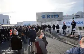  ?? (Photo Luc Boutria) ?? Malgré une large partie des effectifs en télétravai­l, environ  salariés de Cnim se sont retrouvés, hier midi, devant le bâtiment administra­tif de l’entreprise.