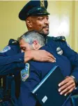  ?? Foto: dpa ?? Kapitolspo­lizist Dunn umarmt einen Kol‰ legen nach der Anhörung.