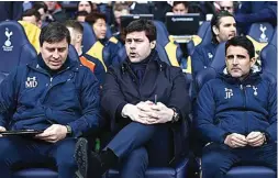  ?? TOTTENHAM HOTSPUR.COM ?? KLIK: Dari kiri, Miguel D’Agostino, Mauricio Pochettino, dan Jesus Perez. Bersama pelatih kiper Toni Jimenez, Pochettino memiliki staf kepelatiha­n yang solid di Spurs.