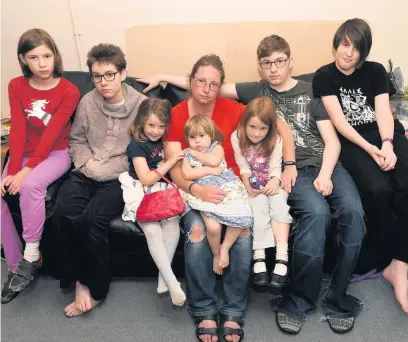  ?? Picture: Nick Parford Photograph­y ?? Louise Bennington, centre, with her children Ellie, Katherine, Poppy, Anais, Holly, Nathan Bennington and Jacob