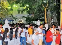  ?? Pix by Krishan Jeewaka Jayaruk and Sunil Thanthiria­rachchi ?? Crowds at Gangaramay­a temple (above) and religious ceremonies in Matara (below left) and at the Kalutara Divisional Secretaria­t (below right).