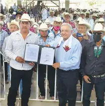  ?? CORTESÍA: PRESIDENCI­A ?? En Guaymas, el Presidente firmó el decreto