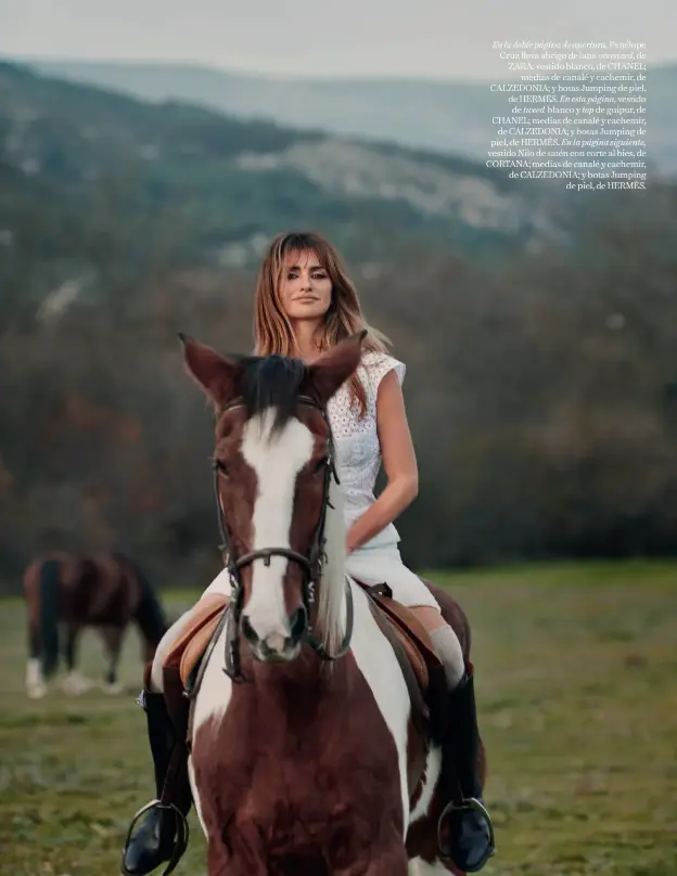  ??  ?? En la doble página de apertura, Penélope Cruz lleva abrigo de lana oversized, de ZARA; vestido blanco, de CHANEL; medias de canalé y cachemir, de CALZEDONIA; y botas Jumping de piel, de HERMÈS. En esta página, vestido de tweed blanco y top de guipur, de CHANEL; medias de canalé y cachemir, de CALZEDONIA; y botas Jumping de piel, de HERMÈS. En la página siguiente, vestido Nilo de satén con corte al bies, de CORTANA; medias de canalé y cachemir, de CALZEDONIA; y botas Jumping de piel, de HERMÈS.