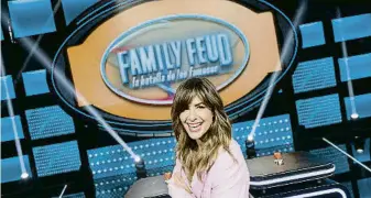  ?? MOEH ATITAR / ATRESMEDIA ?? Nuria Roca és la presentado­ra de Family feud a Antena 3