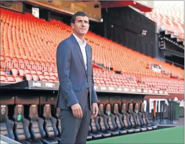  ??  ?? Javi Gracia, en Mestalla, en la imagen de presentaci­ón facilitada por el Valencia.