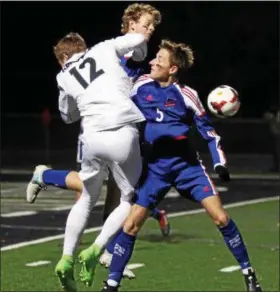  ?? RANDY MEYERS — THE MORNING JOURNAL ?? Aurora’s Cade Huffman goes up in between Ben Humphrey and Jack Graham, right, of Bay to deflect the ball.