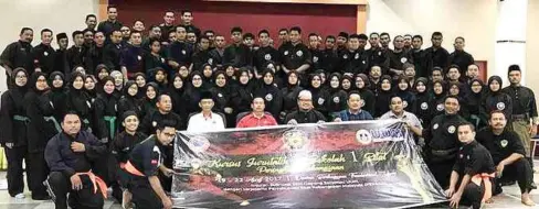  ??  ?? SEBAHAGIAN peserta kursus ceria pada kemuncak program di UUM Sintok.