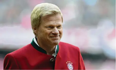  ?? Foto: Andreas Gebert, dpa ?? Im Klub-anzug des FC Bayern präsentier­t sich Oliver Kahn immer wieder mal, so wie hier bei der Ehrung der Meisterman­nschaft 2016. Nun wird über eine dauerhafte Rückkehr spekuliert.