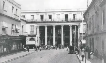  ??  ?? El Teatro Santa Anna o Teatro Nacional a fines del Siglo XIX. Al fondo se observan varias carretas y a los caballeros con sombrero. En este recinto se entonó por primera vez el Himno Nacional Mexicano, un 15 de septiembre de 1854.