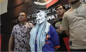  ?? GUSLAN GUMILANG/ JAWA POS ?? MASIF: Polisi membeber tersangka dan barang bukti kasus penipuan bermodus arisan online.