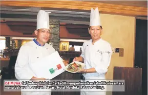 ??  ?? ISTIMEWA: Cef Gedang (kiri) dan Cef Fadill memperkena­lkan Salad Nicoise antara menu baharu di Restoran Beccari, Hotel Merdeka Palace Kuching.