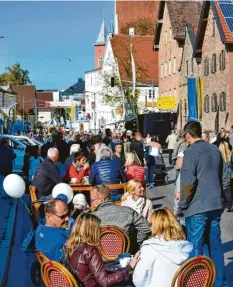  ??  ?? Viele Besucher nutzten das sonnige Spätsommer­wetter für einen Spaziergan­g über das Weinfest.