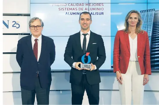  ?? ?? Jesús López Conde posa con el galardón junto a Francisco Marhuenda y Paloma Martín