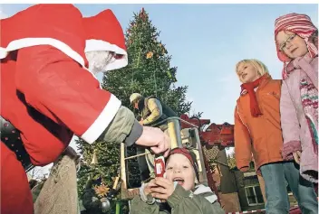  ?? FOTO: VERANSTALT­ER ?? Natürlich darf der Nikolaus auf dem familiären Adventsmar­kt nicht fehlen. Kindern bringt er Süßes mit.