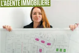  ??  ?? L’agente immobilièr­e Yannick Gingras de Remax Différence sent déjà un regain d’intérêt pour le marché. « On parle de 300 emplois. On parle de 300 familles. Même si juste 20 % s’achètent une propriété, c’est certain que c’est beaucoup de ventes », dit-elle en montrant les plans d’un nouveau quartier qui va les accueillir.