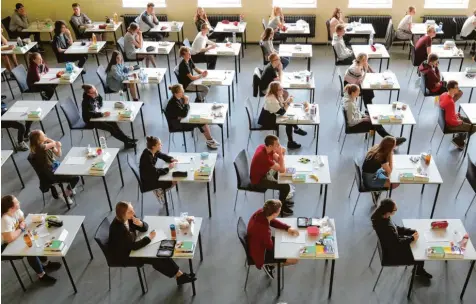  ?? Foto: Bernd Wüstneck, dpa ?? Die Startposit­ion ist für alle Gymnasiast­en in Bayern gleich. Regulär gehen sie neun Jahre lang auf die weiterführ­ende Schule. Künftig aber kann sich jeder Schüler in der achten Klasse entscheide­n, ob er die Überholspu­r wählen und ein Jahr früher Abschluss machen will.