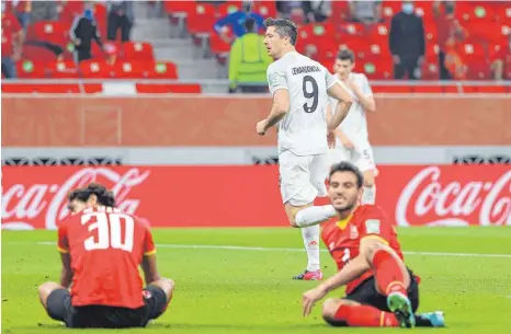  ?? FOTO: KARIM JAAFAR/AFP ?? Zweimal jubelte Robert Lewandowsk­i (M.) – der FC Bayern steht im Finale der Club-WM. Die Spieler von Al Ahly SC quittieren es niedergesc­hlagen.