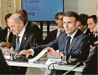  ?? FOTO PROFIMEDIA ?? Berlín versus Paříž. Na nedávné konferenci v Paříži francouzsk­ý prezident Macron (vpravo) naznačil možnost přímého nasazení západních vojáků na Ukrajině. Jako jeden z prvních to odmítl německý kancléř Scholz (vlevo).