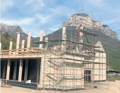  ?? PNOMP ?? Uno de los tres edificios que forman el centro de visitantes con la Peña Montañesa al fondo.