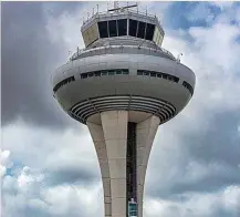  ?? ?? Torre de control aéreo de Barajas, gestionada por Enaire.