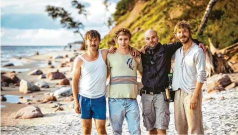  ?? Foto: obs/ARD Das Erste/MDR/Lukas Salna ?? Jonathan Berlin, der in Leipheim und Günzburg aufgewachs­en ist, spielt in dem Film „Kruso“, der heute um 20.15 Uhr in der ARD läuft, eine Hauptrolle. Von links nach rechts: Peter Schneider (Rolle Rimbaud), Jonathan Berlin (Rolle Ed), Regisseur Thomas Stuber und Albrecht Schuch (Rolle Kruso).