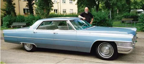  ??  ?? Michael Stoll mit seinem Cadillac Sedan de Ville aus dem Jahr 1965.