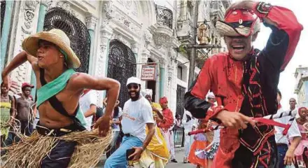  ??  ?? Men dancing during the 3rd Internatio­nal Meeting of Rumba
EPApic