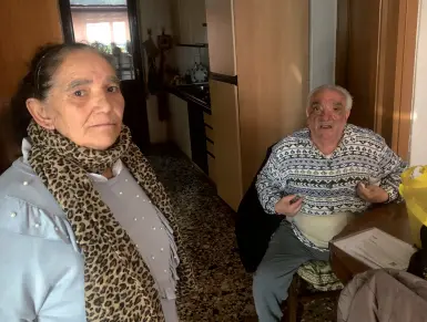  ??  ?? In casa Bosiljka, 66 anni, e suio marito Milan, 69, nella loro abitazione a Vicenza. La coppia e la figlia sono accusati di essere falsi invalidi. Sotto, il video della Finanza li mostra a passeggio per la città