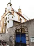  ?? Foto: S. Wyszengrad ?? Der Blick hinter die Kirche – von der An nastraße aus – ist jetzt durch eine Plane verdeckt. Ab November sollen zwei Höfe neu gestaltet werden.