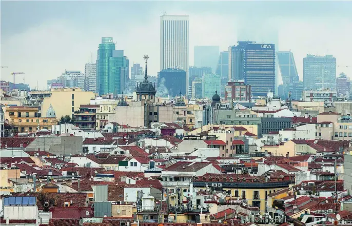  ?? LUIS DÍAZ ?? Imagen tomada desde la terraza del Círculo de Bellas Artes hacia el norte de la capital con la Torre Picasso al fondo