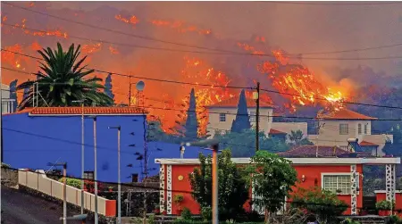  ?? REUTERS ?? Beim Ausbruch des Vulkans Cumbre Vieja auf La Palma wurden zahlreiche Häuser zerstört.