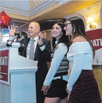  ?? JULIE JOCSAK THE ST. CATHARINES STANDARD ?? Jim Diodati says a few words to the crowd at Delphi Club following his election win in Niagara Falls. To the right are his daughters, Mya, left and Olivia Diodati.